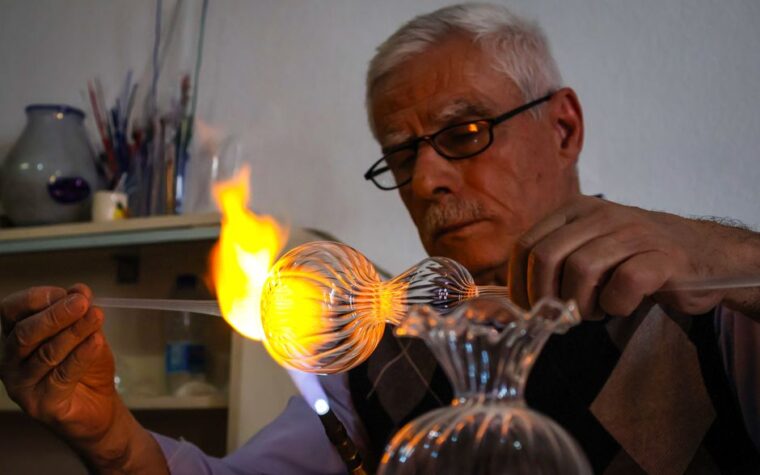 El peligro de los envases reciclados: Cómo testear el grosor y la resistencia al calor antes de vender para evitar explosiones.