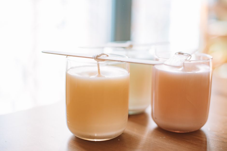 Tiempos de curado: Por qué despachar tus velas recién hechas está matando su capacidad de aromatizar un ambiente.