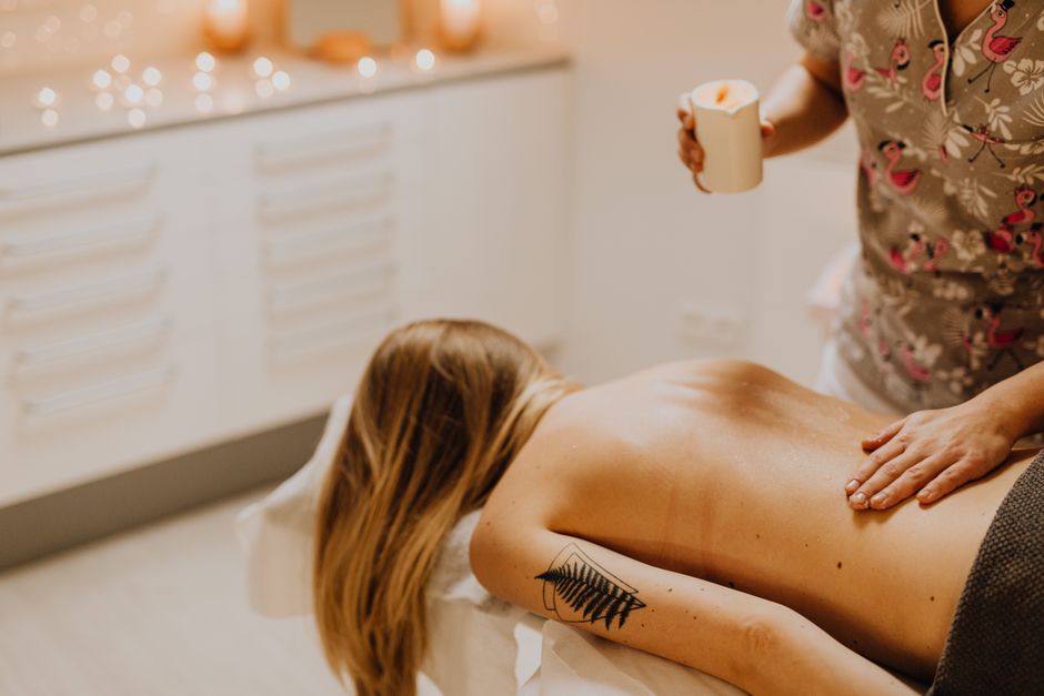 Velas de masaje (Skin safe): Qué ingredientes necesitás y qué permisos de ANMAT aplican si vas a vender cosmética.