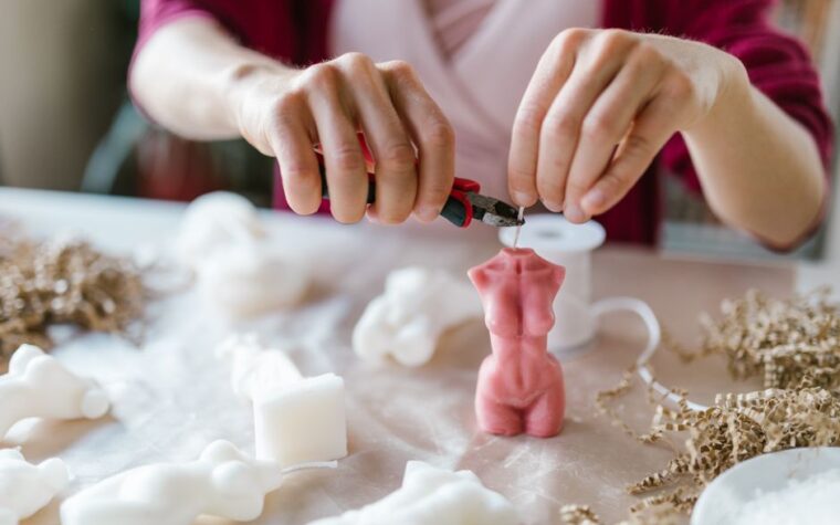 Receta exacta para velas esculturales: Porcentajes de cera de alto punto de fusión, estearina y esencia para desmoldar perfecto.