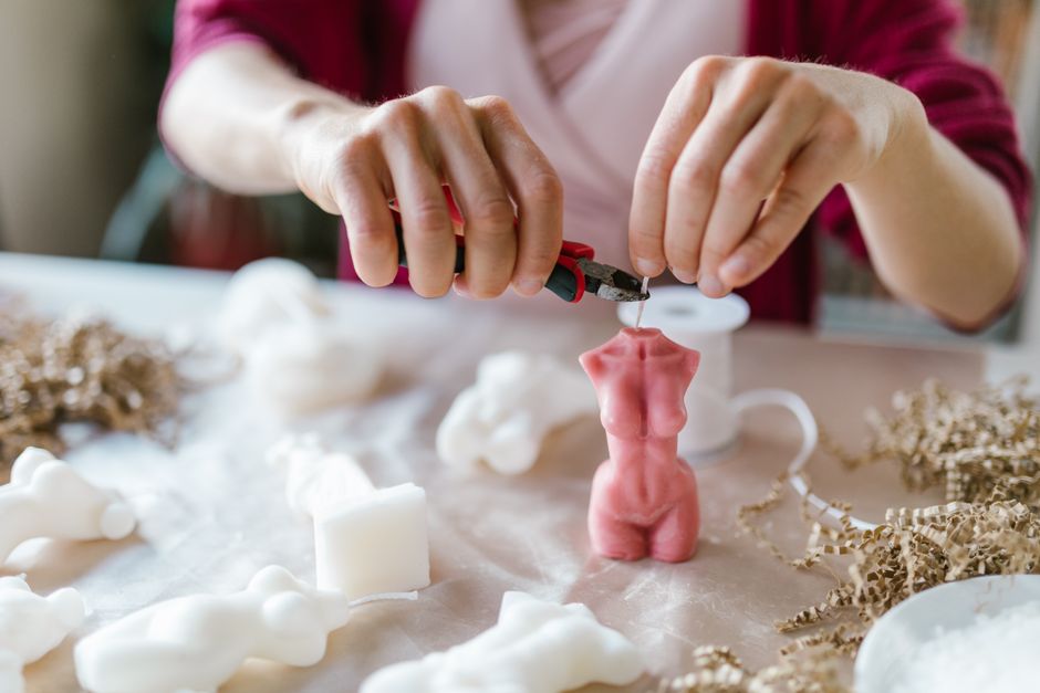 Receta exacta para velas esculturales: Porcentajes de cera de alto punto de fusión, estearina y esencia para desmoldar perfecto.