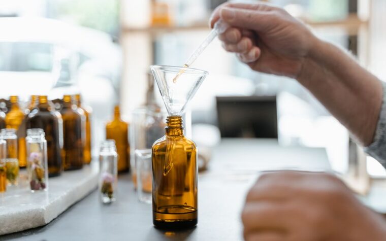 Identidad olfativa: Cómo crear tus propios blends de esencias para que la competencia jamás pueda copiar tu aroma.